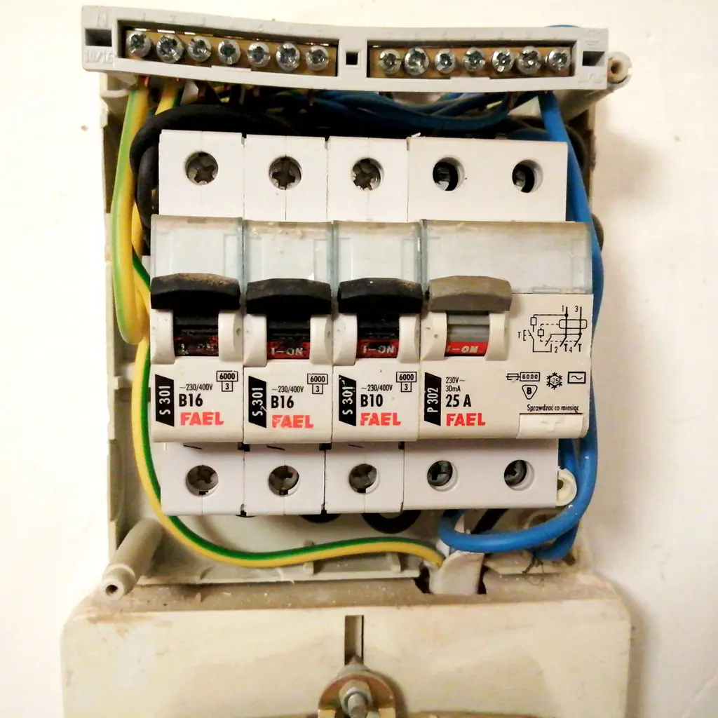 Remplacement de tableau — Marseille 8e. Tableau à fusibles remplacé par un tableau à différentiels 30 mA, circuits séparés et repérés.